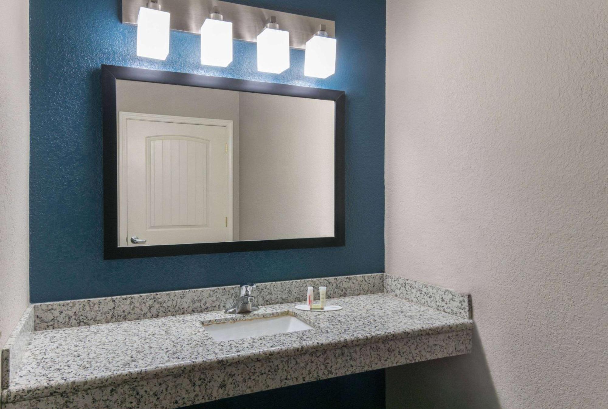 Super 8 By Wyndham San Antonio Near Fort Sam Houston מראה חיצוני תמונה